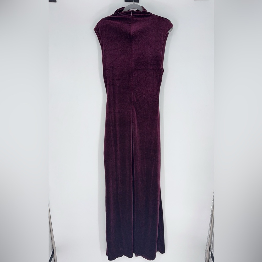 Club L London LONG BURGUNDY VELVET DRESS WITH HIGH NECK AND SIDE SLIPPING size 8 - Picture 10 of 15
